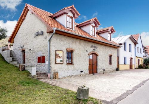 ズノイモにあるVÁŠ SKLEP - vinný sklep a penzionの赤い屋根の大きな白い建物