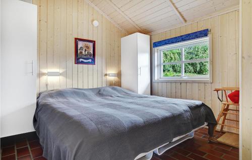 KramnitseにあるBeautiful Home In Dannemare With 3 Bedrooms, Sauna And Wifiの窓付きの部屋にベッド付きのベッドルーム1室があります。