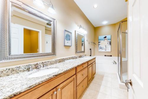 La salle de bains est pourvue d'une double vasque et d'une douche. dans l'établissement Tivoli at Sandestin Golf and Beach Resort - Tivoli 5252, à Destin