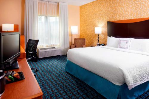 Habitación de hotel con cama y TV de pantalla plana. en Fairfield Inn & Suites by Marriott Cumberland, en Cumberland