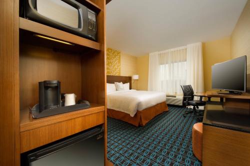 a hotel room with a bed and a television at Fairfield Inn & Suites by Marriott Arundel Mills BWI Airport in Hanover