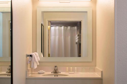 SpringHill Suites Chicago Lincolnshire في لنكولنشاير: حمام مع حوض ومرآة