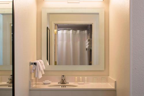 y baño con lavabo y espejo. en SpringHill Suites Chicago Lincolnshire, en Lincolnshire