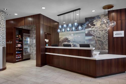 una hall di un negozio con reception di Fairfield Inn & Suites by Marriott Washington Downtown a Washington