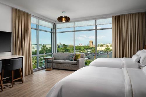 um quarto de hotel com duas camas e uma televisão em Element Anaheim Resort Convention Center em Anaheim