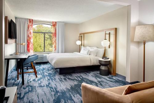 Habitación de hotel con cama y escritorio en Fairfield by Marriott Inn & Suites Asheville Outlets, en Asheville