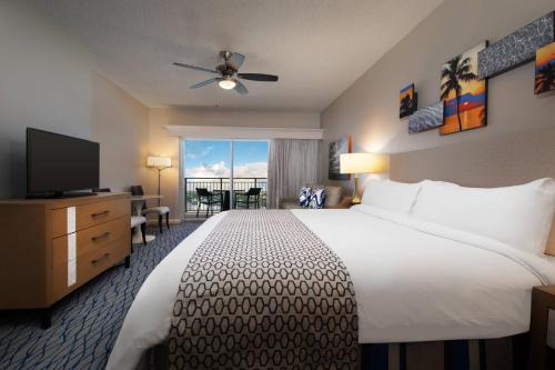 een hotelkamer met een groot bed en een televisie bij Marriott's BeachPlace Towers in Fort Lauderdale