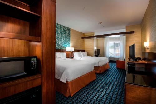 um quarto de hotel com duas camas e uma televisão de ecrã plano em Fairfield Inn & Suites by Marriott Little Rock Benton em Benton