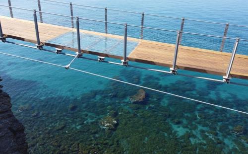 uma ponte sobre uma massa de água junto ao oceano em TODIMER TORRECOSTA em Torrenueva