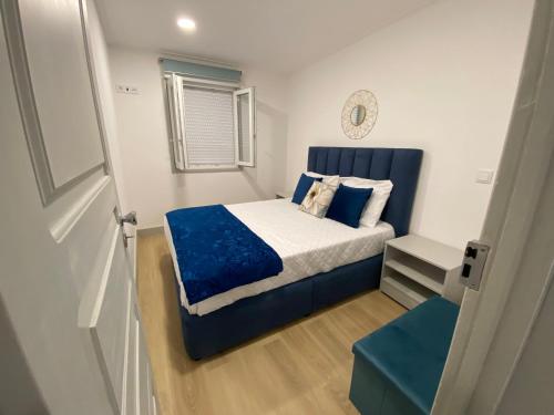 um pequeno quarto com uma cama azul e branca em Casa Rocha em Pinhão