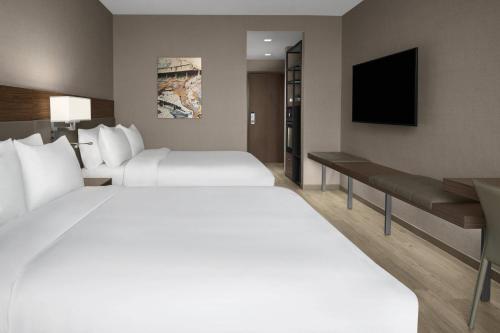 Postel nebo postele na pokoji v ubytování AC Hotel by Marriott Columbus Downtown