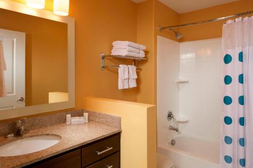 uma casa de banho com um lavatório, um WC e um chuveiro em TownePlace Suites by Marriott Jacksonville em Jacksonville