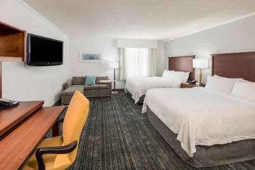 um quarto de hotel com duas camas e uma televisão de ecrã plano em TownePlace Suites by Marriott Tucson Williams Centre em Tucson