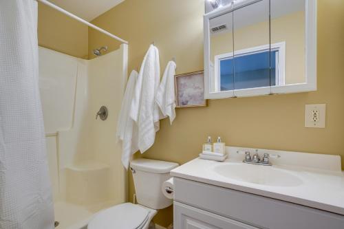 een badkamer met een wastafel, een toilet en een douche bij Kerrville Vacation Rental Across From River Trail! in Kerrville