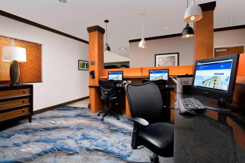 biuro z dwoma biurkami komputerowymi i dwoma monitorami w obiekcie Fairfield Inn & Suites by Marriott Miami Airport South w Miami