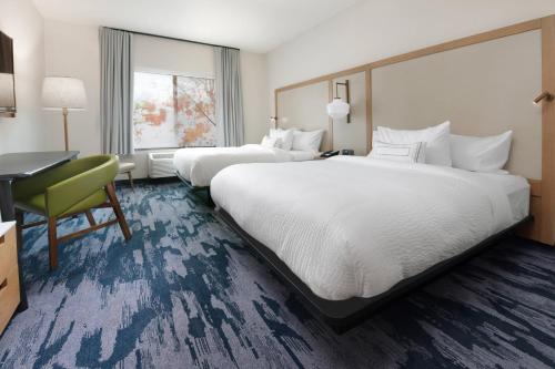 Pokój hotelowy z 2 łóżkami i biurkiem w obiekcie Fairfield Inn & Suites by Marriott El Dorado w mieście El Dorado