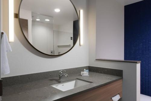 W łazience znajduje się umywalka i lustro. w obiekcie Fairfield Inn & Suites by Marriott El Dorado w mieście El Dorado
