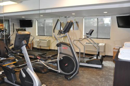 - une salle de sport avec deux vélos d'exercice et un tapis de course dans l'établissement Fairfield Inn & Suites Ukiah Mendocino County, à Ukiah