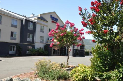 a hotel with pink flowers in front of a building at Fairfield Inn & Suites Ukiah Mendocino County in Ukiah