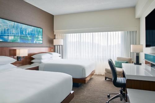 מיטה או מיטות בחדר ב-Delta Hotels by Marriott Ashland Downtown