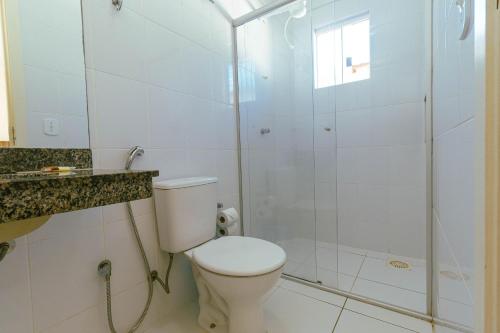 a bathroom with a toilet and a shower at L'ácqua diRoma VaciaTemporada in Caldas Novas