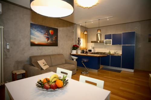 een woonkamer met een tafel met een fruitschaal erop bij Appartamento Deluxe Valadier in Spoleto