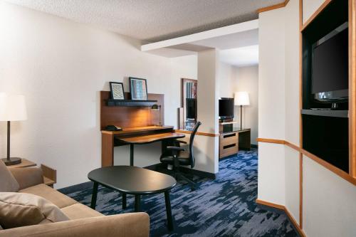una camera d'albergo con scrivania e una camera di Fairfield Inn & Suites by Marriott Tulsa Central a Tulsa