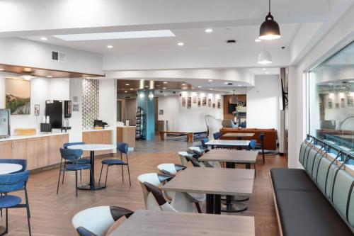 a restaurant with tables and chairs and a bar at Fairfield by Marriott Inn & Suites San Francisco Pacifica in Pacifica