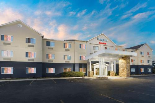 una representación de un hotel con aparcamiento en Fairfield Inn by Marriott Joliet South, en Joliet