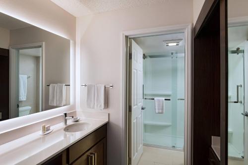 y baño con lavabo y ducha. en Residence Inn by Marriott Austin The Domain Area en Austin