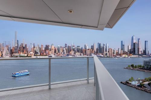 einen Balkon mit Blick auf eine große Stadt in der Unterkunft Envue, Autograph Collection in Weehawken
