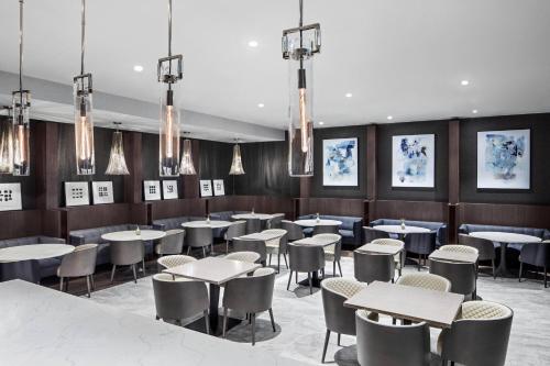Ein Restaurant oder anderes Speiselokal in der Unterkunft Envue, Autograph Collection 