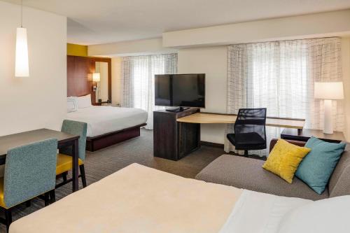 ポーツマスにあるResidence Inn by Marriott Portsmouthのベッドとデスクが備わるホテルルームです。