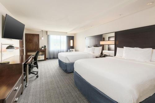 アビリーンにあるCourtyard by Marriott Abilene Northeastのベッド2台とデスクが備わるホテルルームです。