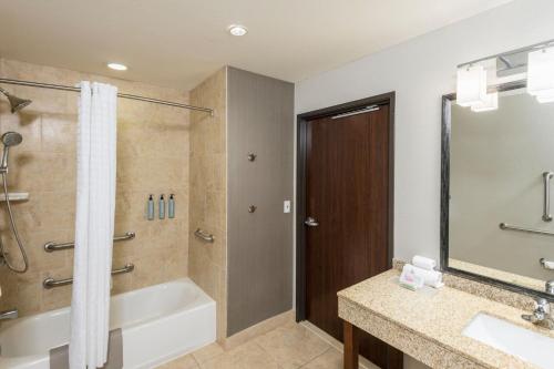 La salle de bains est pourvue d'une baignoire, d'un lavabo et d'une douche. dans l'établissement Courtyard by Marriott Abilene Northeast, à Abilene