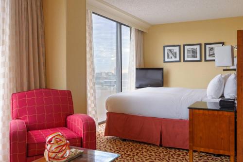 TV a/nebo společenská místnost v ubytování Houston Marriott West Loop by The Galleria