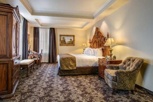 um quarto de hotel com uma cama e uma cadeira em The Historic Davenport, Autograph Collection em Spokane