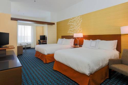 Habitación de hotel con 2 camas y TV en Fairfield Inn & Suites by Marriott Cotulla, en Cotulla