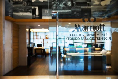 una porta a vetri di un ristorante con un cartello sopra di Marriott Executive Apartment Seoul a Seul