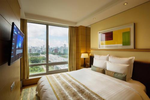 Кровать или кровати в номере Marriott Executive Apartment Seoul