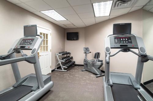 a gym with tread machines and a treadmill at Residence Inn New Bedford Dartmouth in North Dartmouth