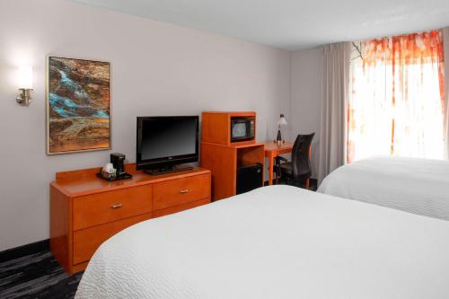 um quarto de hotel com uma cama e uma televisão de ecrã plano em Fairfield Inn and Suites by Marriott Gadsden em Gadsden
