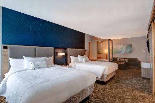 een hotelkamer met 2 bedden en een blauwe muur bij SpringHill Suites by Marriott Orangeburg in Orangeburg