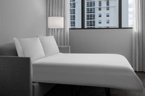 Ein Bett oder Betten in einem Zimmer der Unterkunft Element Miami Brickell