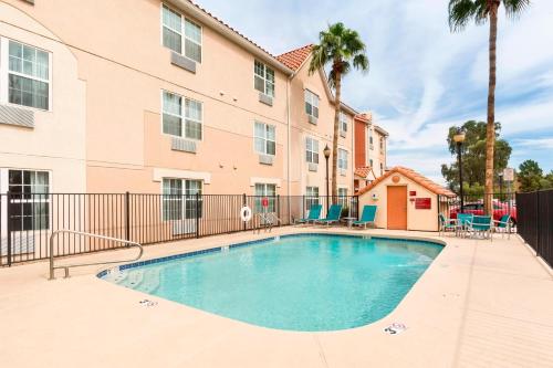 une piscine en face d'un bâtiment dans l'établissement TownePlace Suites Phoenix North, à Phoenix