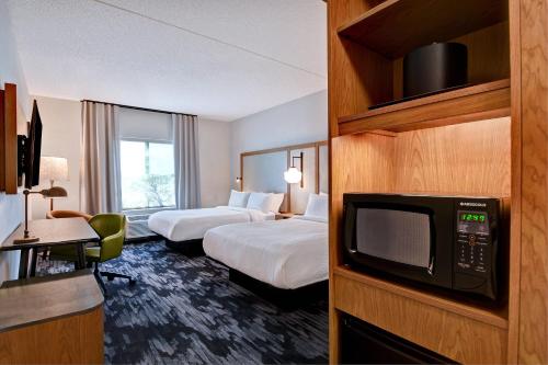 錫林斯格羅夫的住宿－Fairfield Inn & Suites by Marriott Selinsgrove，一间酒店客房,设有两张床和电视