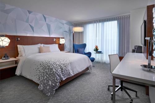 尼斯庫的住宿－埃德蒙頓復興機場酒店，配有一张床和一张书桌的酒店客房