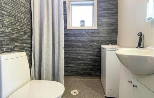 uma casa de banho com um WC, um lavatório e uma janela em Beautiful Home In Koppom With Wifi And 3 Bedrooms em Koppom