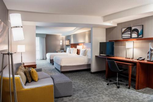 een hotelkamer met 2 bedden en een bureau bij Courtyard by Marriott Edmonton West in Edmonton