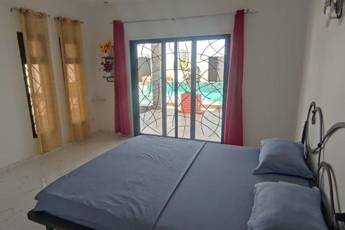 sypialnia z łóżkiem i oknem z widokiem w obiekcie Paradis w mieście Ngaparou